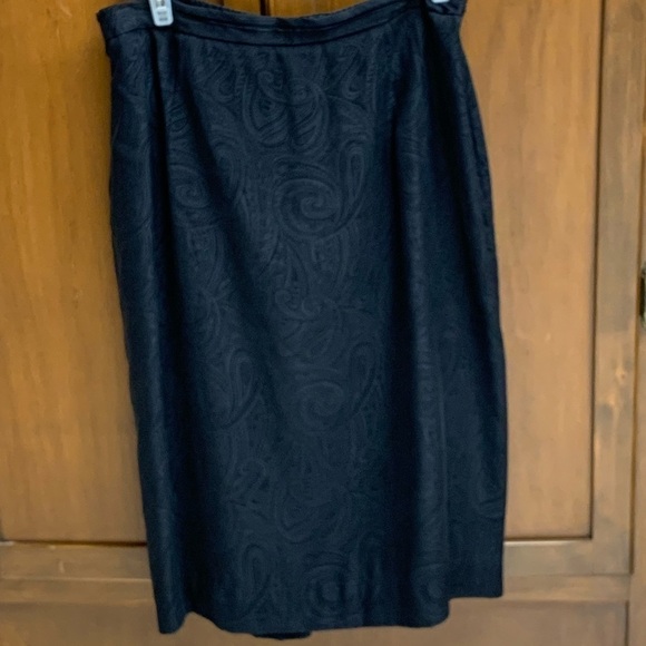 Talbots 💯 silk skirt black paisley print zip close size 10 L-27 in - Picture 2 of 4